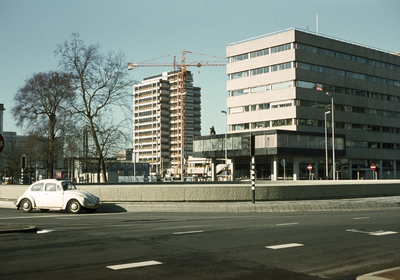 801818 Gezicht op de Katreinetoren bij het Centraal Station (Stationsplein) te Utrecht, met rechts een deel van het ...